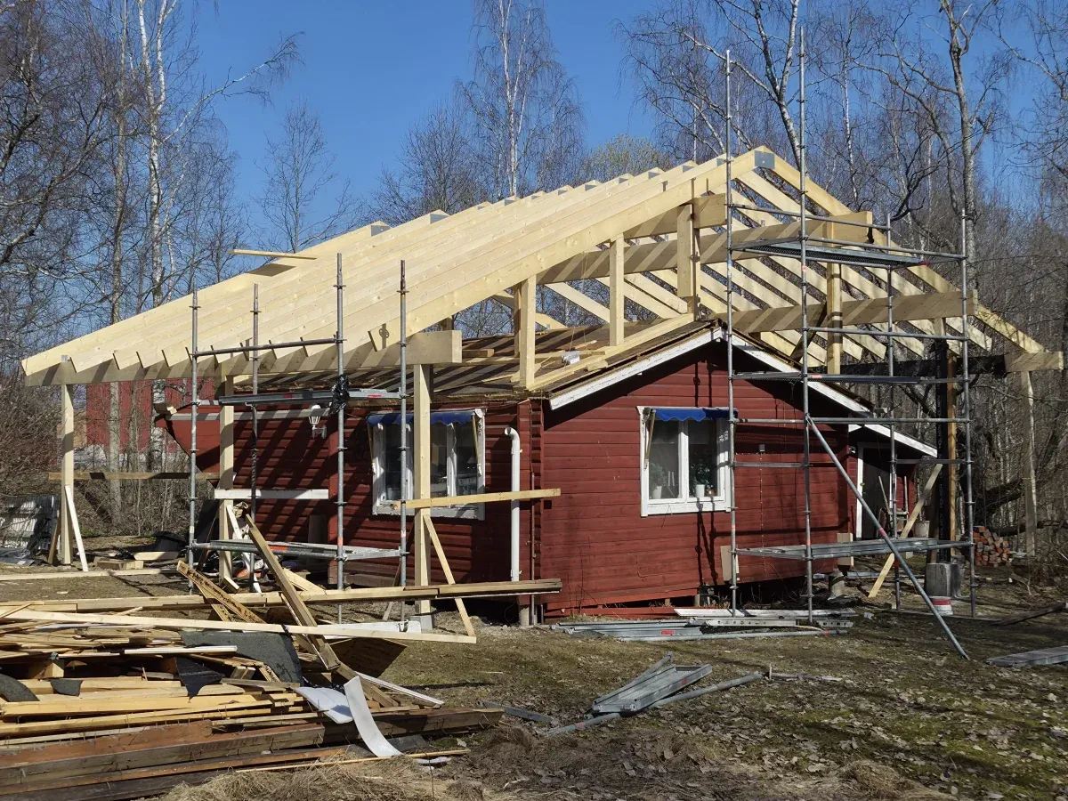 Takhöjning och tillbyggnad pågår - rött hus med ny takstomme i Gävleborg
