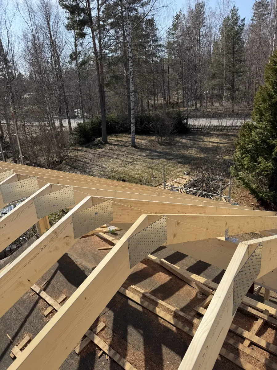 Takstomme byggs upp - detaljbild från pågående tillbyggnad