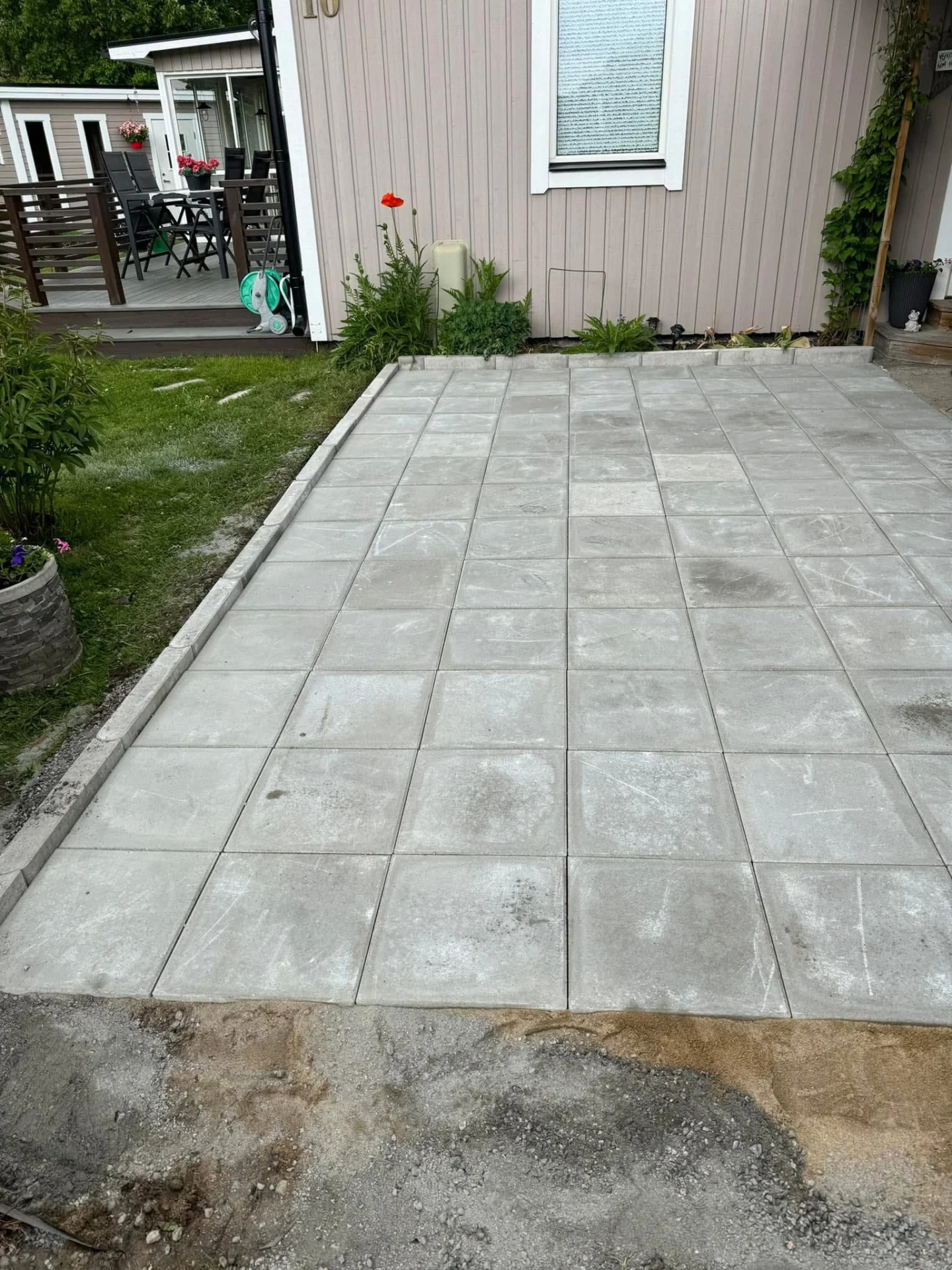 Tomtplanering med stödmurar - trädgårdsanläggning